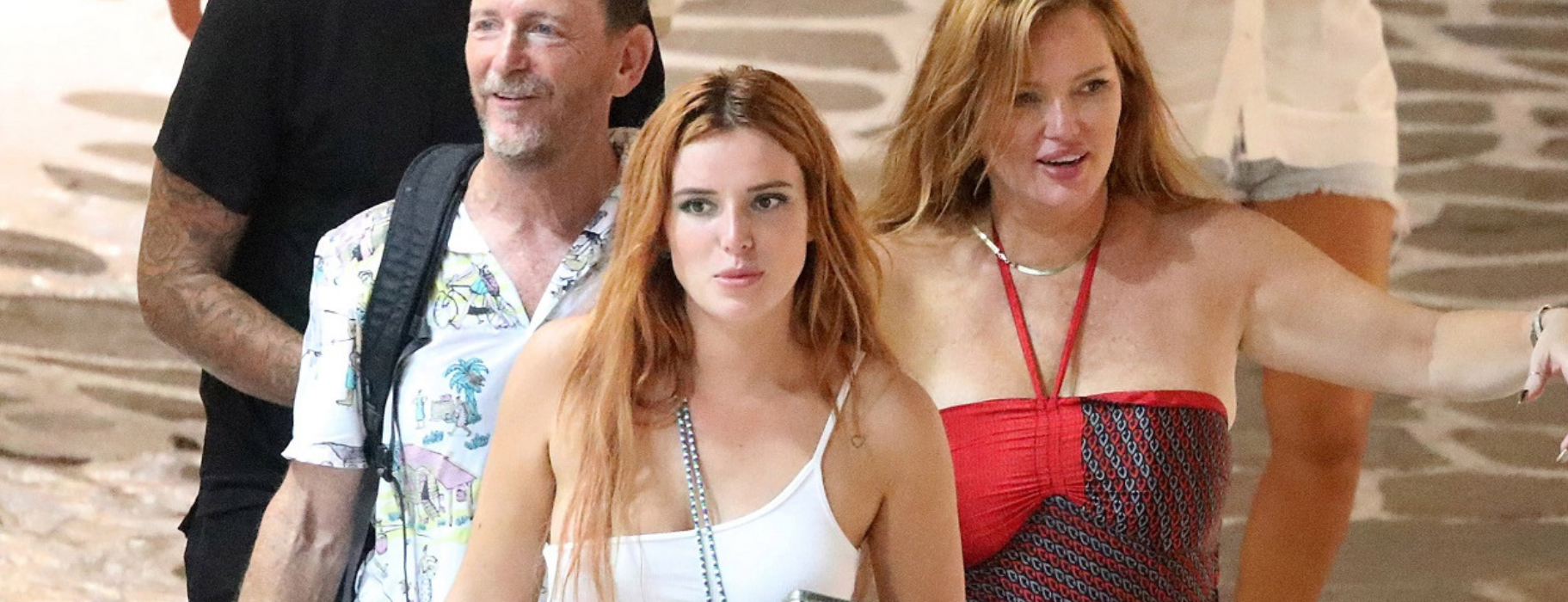 Bella Thorne - Στη Μύκονο: Οι βόλτες στα σοκάκια μαζί με την αδερφή της