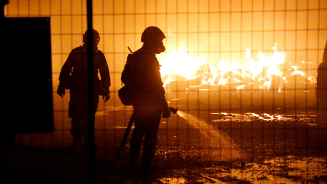 Μεγάλη φωτιά σε εργοστάσια στις Αχαρνές - Εκρήξεις από τα εύφλεκτα υλικά - Μήνυμα 112 στους κατοίκους, παραμείνετε σε ετοιμότητα (Εικόνες & Βίντεο)