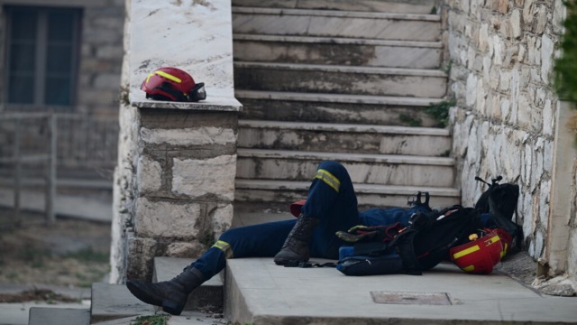 Φωτιά στην Αττική: Συγκλονίζει η εικόνα του πυροσβέστη μετά την ολονύχτια μάχη