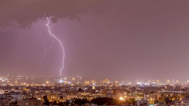 Καιρός: Άνοιξαν οι ουρανοί στην Αττική - Ισχυρή καταιγίδα, οι προειδοποιήσεις των μετεωρολόγων για την εξέλιξη της κακοκαιρίας