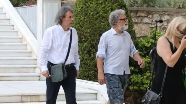 Γιάννης Στρατάκης: Ο μουσικός με τη βερμούδα και τη σαγιονάρα επέστρεψε φέτος στο Προεδρικό - Τι φορούσε