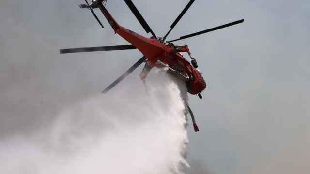 Κρήτη: Πέταξαν πέτρες σε ελικόπτερο της Πυροσβεστικής την ώρα που γέμιζε νερό για τη φωτιά στα Άνω Άκρια