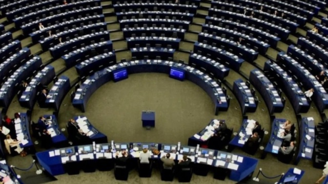 Ευρωπαϊκό Κοινοβούλιο: Ρουμάνα ευρωβουλευτής ζήτησε ιερέα για αγιασμό