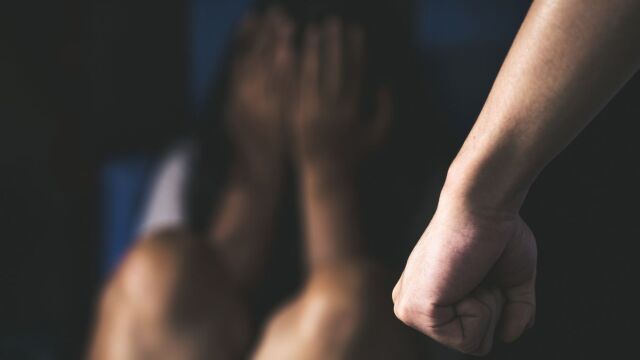 Χειροπέδες σε γνωστό ποινικολόγο για ενδοοικογενειακή βία: Για κακούργημα απολογείται σήμερα - Ο γιατρός που εξέτασε τη σύζυγό του κατήγγειλε το συμβάν στην Αστυνομία