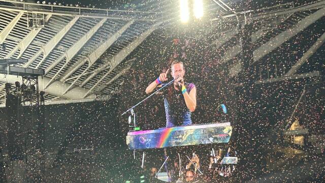 Χαμός στην συναυλία των Coldplay στο κατάμεστο ΟΑΚΑ - Παρών και ο πρωθυπουργός (Εικόνες)