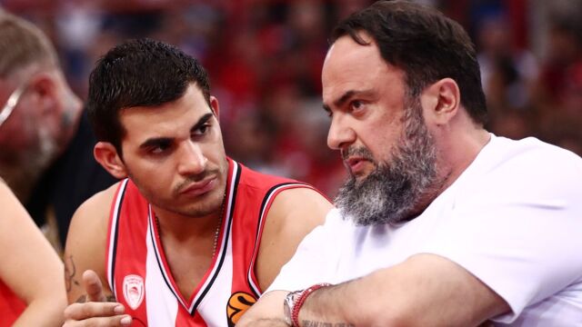 Βαγγέλης Μαρινάκης: Μπήκε στο ΣΕΦ και αποθεώθηκε, κάθισε μαζί με το γιο του