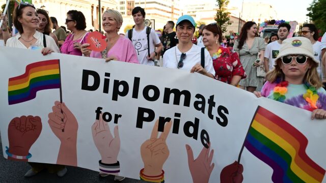 Αthens Pride 2024:Γέμισε χρώματα το κέντρο της Αθήνας  - ''Ένας νόμος δεν αρκεί'' το κεντρικό σύνθημα του φεστιβάλ