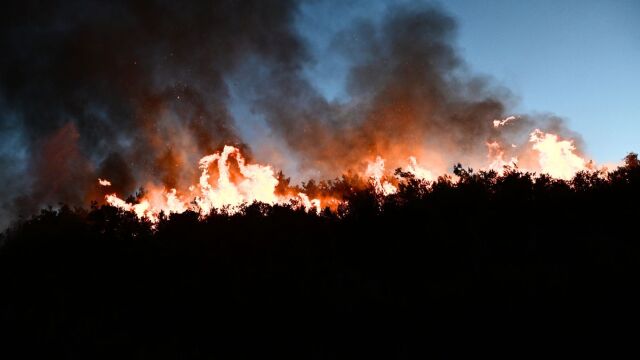 Φωτιά στη Σταμάτα:  Χωρίς ενεργό μέτωπο - Νεκρός 45χρονος από ανακοπή, κάηκαν σπίτια (Εικόνες & Βίντεο)