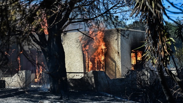 Ανεξέλεκτη η φωτιά στην Κερατέα: Καίγονται σπίτια - Μεγάλη αναζωπύρωση στη Σιντερίνα (Εικόνες & Βίντεο)