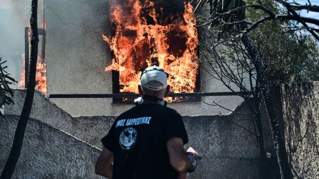 Ανεξέλεκτη η φωτιά στην Κερατέα: Καίγονται σπίτια - 52 απεγκλωβισμοί και δεκάδες εκκενώσεις (Εικόνες & Βίντεο)