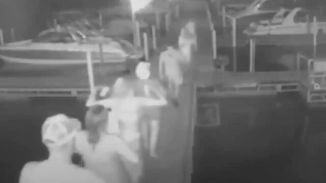 Σοκ στις ΗΠΑ: Πέταξαν σερβιτόρα σε λίμνη στο Μιζούρι γιατί τους ζήτησε να πληρώσουν - Δείτε το εξοργιστικό βίντεο