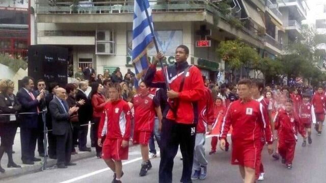 Γιάννης Αντετοκούνμπο: Σπάνιες φωτογραφίες του σημαιοφόρου και πιτσιρικά τσολιά Greek Freak