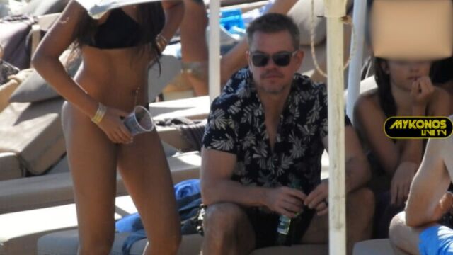 Ο Ματ Ντέιμον χαλαρός και ευδιάθετος σε beach bar της Μυκόνου - Γιατί φοράει συνεχώς το ίδιο πουκάμισο;