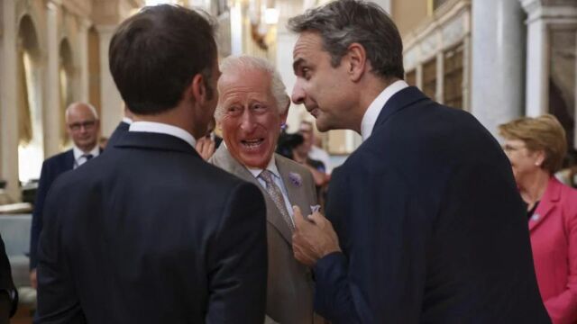 Τα κέφια του Βασιλιά Καρόλου και τα γελάκια ενώ μιλά με Μητσοτάκη-Μακρόν - Φωτογραφικά κλικ από τα πηγαδάκια των ηγετών στην 4η Σύνοδο της Ευρωπαϊκής Πολιτικής Κοινότητας