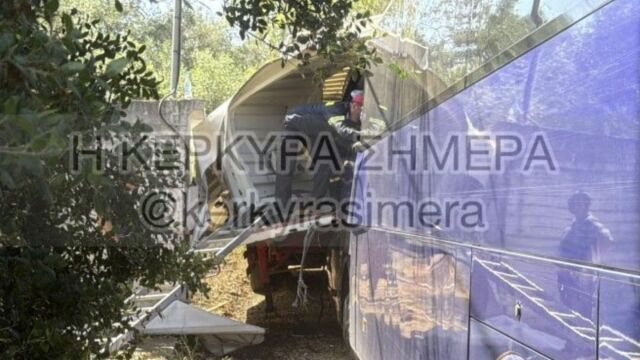 Τραγωδία στην Κέρκυρα: Ένας νεκρός και δύο σοβαρά τραυματίες από σύγκρουση τουριστικού λεωφορείου με φορτηγό (Εικόνες & Βίντεο)