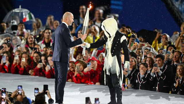 Ολυμπιακοί Αγώνες 2024: Ο μασκοφόρος με την Ολυμπιακή Φλόγα είναι γυναίκα; “Φωτιά” στα σενάρια από μια ανάρτηση πρωταθλήτριας του παρκούρ