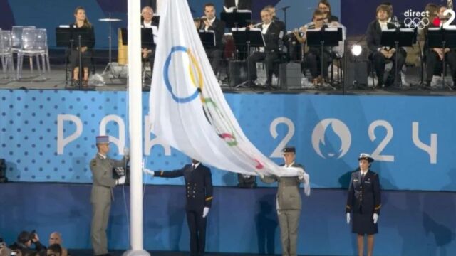 Ολυμπιακοί Αγώνες 2024: Γκάφα των διοργανωτών στην τελετή έναρξης - Ύψωσαν ανάποδα την Ολυμπιακή σημαία κατά την έπαρση
