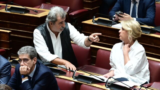 Ο... ''εξόριστος'' στα έδρανα του ΣΥΡΙΖΑ: Στην κλασική του θέση στη Βουλή έκατσε ο αψύς Σφακιανός στη συζήτηση για την ψυχιατρική μεταρρύθμιση