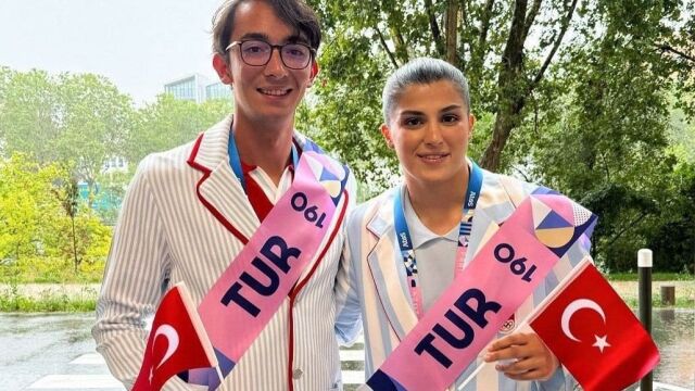 Ολυμπιακοί αγώνες 2024: Η αποστολή της Τουρκίας φοράει “γαλανόλευκα” - Συζητήσεις και αντιδράσεις για τις “ελληνικές πιζάμες”