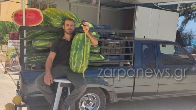 Χανιά: Παραγωγός έκοψε καρπούζι-γίγας που ζύγιζε σχεδόν 30 κιλά (Εικόνες)