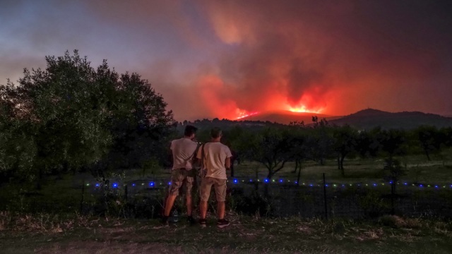 Ολονύχτια μάχη με τις φλόγες σε Εύβοια και Ρέθυμνο - Πολύ υψηλός κίνδυνος πυρκαγιάς σήμερα σε 3 Περιφέρειες