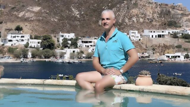 Άρης Σπηλιωτόπουλος: Εύχεται καλό Αύγουστο μέσα από πισίνα στην Πάτμο