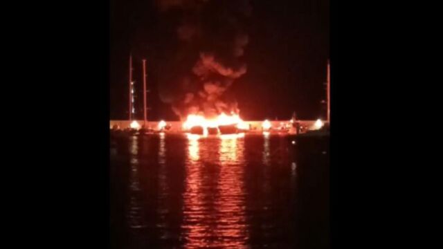 Κατασβέστηκε η φωτιά στα σκάφη στη Μαρίνα Ζέας (Βίντεο)