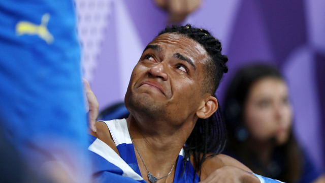 Ολυμπιακοί Αγώνες: Τα δάκρυα του Καραλή και η συγκινητική αγκαλιά με τον πατέρα του και τον προπονητή του