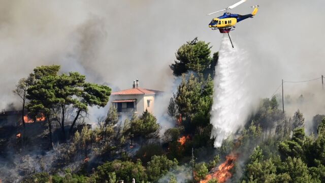 Κοντά σε σπίτια η φωτιά στον Βαρνάβα - Μάχη με τις φλόγες και στα Μέγαρα (Εικόνες & Βίντεο)