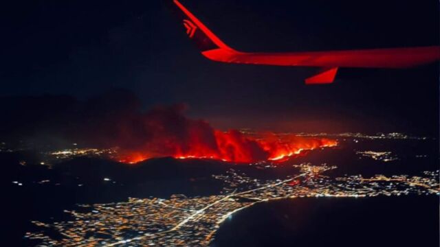 Συγκλονίζουν οι εικόνες από τη φωτιά στην Αττική - Πώς κατέγραψαν το τεράστιο μέτωπο επιβάτες αεροπλάνου