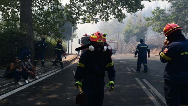 Φωτιές στην Αττική: Σε πύρινο κλοιό Νέα Πεντέλη, Παλαιά Πεντέλη και Βριλήσσια  - Απανωτά μηνύματα από το 112 - Στα σπίτια οι φλόγες (Εικόνες & βίντεο)