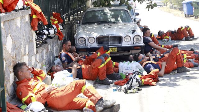 Συγκλονίζουν οι εικόνες των πυροσβεστών: Αποκαμωμένοι από την συνεχή μάχη ενάντια στην πύρινη λαίλαπα των πυρκαγιών της Αττικής