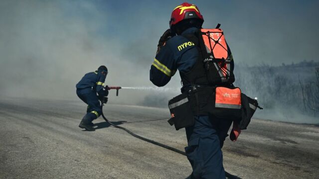 Πύρινη κόλαση στην Αττική: Μεγάλες αναζωπυρώσεις σε Μαραθώνα, Γραμματικό - Απανωτά μηνύματα από το 112 - Στις φλόγες σχολείο της Νέας Πεντέλης (Εικόνες & βίντεο)