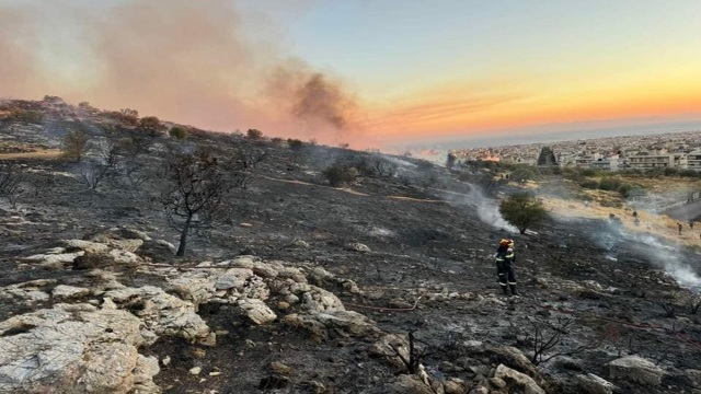 Φωτιά στη Γλυφάδα: Μαθητές Γυμνασίου οι δύο συλληφθέντες, που εθεάθησαν επί το έργον - Τη βάλαμε για παιχνίδι'', φέρεται να είπαν