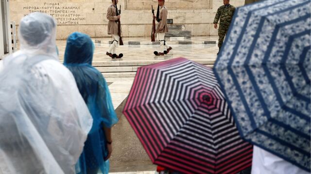 Καιρός: Πού θα πέσουν τα πρώτα χιόνια - Μπαίνει σε... βροχοπεριπέτειες η Ελλάδα