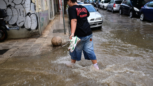 Καιρός: Μετατόπιση της κακοκαιρίας ''Atena'' - Νέο κύμα βροχοπτώσεων από το μεσημέρι - Πότε έρχεται αισθητή πτώση της θερμοκρασίας