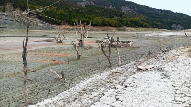 Άρτα: Αναδύθηκε χωριό που ήταν βυθισμένο σε λίμνη – Συγκινημένοι οι κάτοικοι κοιτούν τα άλλοτε σπίτια τους (Εικόνες)