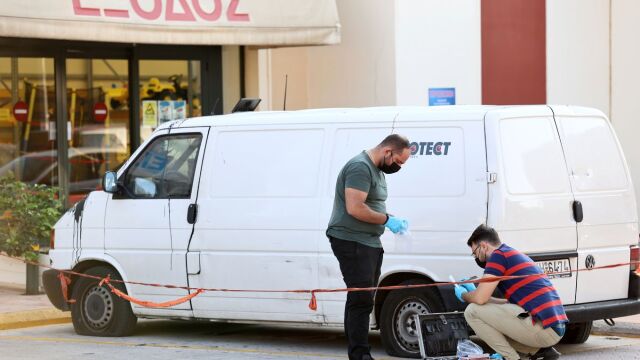 Λαύριο: Έριξαν μπογιά στο παρμπρίζ, έσκασαν τα λάστιχα και απείλησαν με καλάσνικοφ - Πώς έγινε η ληστεία σε χρηματαποστολή με λεία 1 εκατ. ευρώ