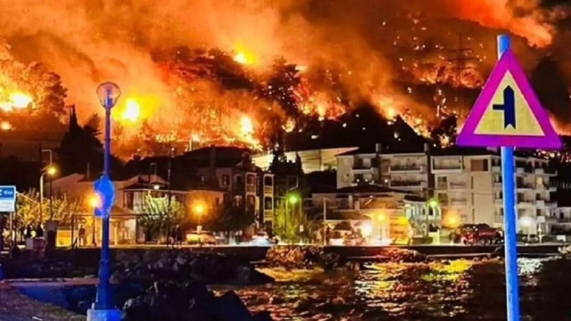 Φωτιά στην Κορινθία: Ανατριχιαστική εικόνα από τη Λυγιά - Οι φλόγες έφτασαν στη θάλασσα