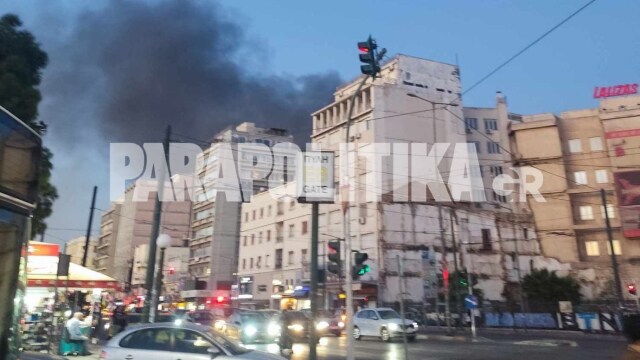 Πειραιάς: Υπό έλεγχο η φωτιά σε αποθήκη στο κέντρο της πόλης - Κανονικά τα δρομολόγια του ΗΣΑΠ, άνοιξαν οι δρόμοι (Αποκλειστικές φωτογραφίες)