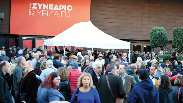 ΣΥΡΙΖΑ: Μυρίζει μπαρούτι στο συνέδριο, σε θέσεις μάχης τα αντίπαλα στρατόπεδα - Ουρές από Kasselistas έξω από το Gazi Live