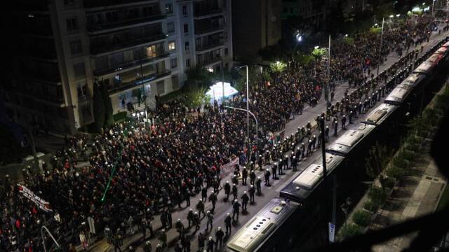 Πολυτεχνείο:  Ως την ισραηλινή πρεσβεία έφθασε η πορεία στην Αθήνα  - Πάνω από 110 προσαγωγές (Live)