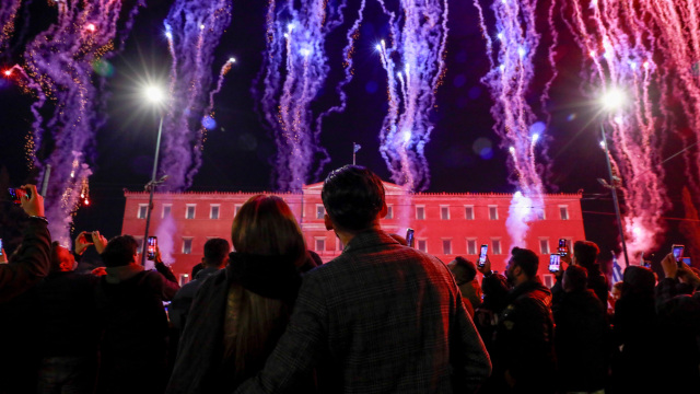 Πρωτοχρονιά: Με αθόρυβα πυροτεχνήματα υποδέχθηκε το 2025 η Αθήνα - Εντυπωσιακές εικόνες από Πειραιά και Θεσσαλονίκη