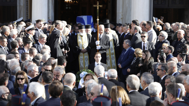 Live: Το τελευταίο αντίο στον Κώστα Σημίτη - Ξεκίνησε η πομπή για το Α' Νεκροταφείο