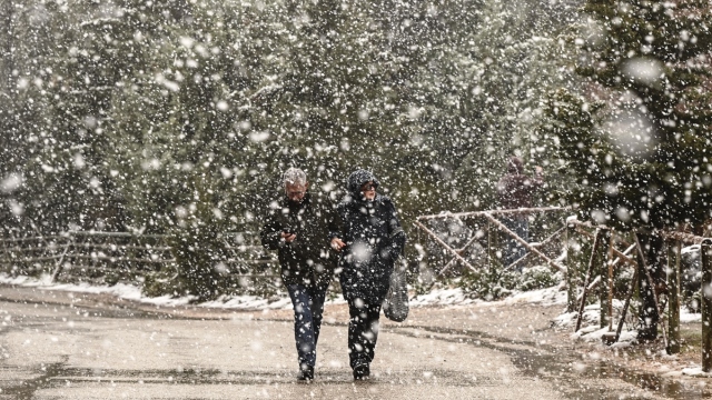 Καιρός: Που θα χτυπήσει τις επόμενες ώρες ο χιονιάς - Μέχρι πότε θα διαρκέσει, που απαιτούνται αλυσίδες και ποια σχολεία θα παραμείνουν κλειστά την Τρίτη (Εικόνες & Βίντεο)