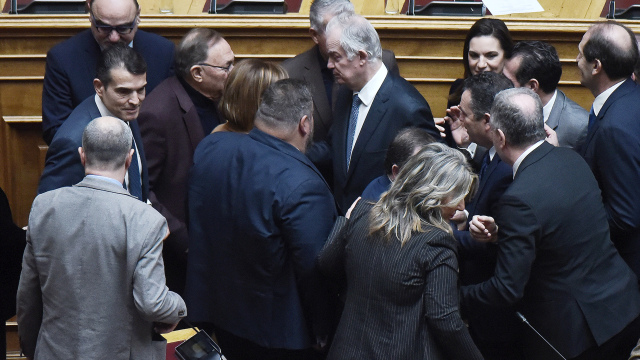 Κωνσταντίνος Τασούλας: Το πηγαδάκι μετά την ανακοίνωση Μητσοτάκη για την Προεδρία, τα χειροκροτήματα και τα χαμόγελα από τη ΝΔ (Εικόνες)