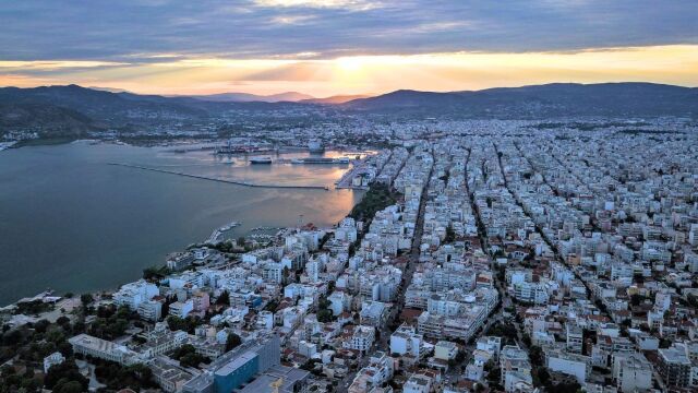 Βόλος: Σωτήρια η παρατηρητικότητα μιας γυναίκας - Έσωσε οδηγό που έπαθε ανακοπή πάνω στο τιμόνι