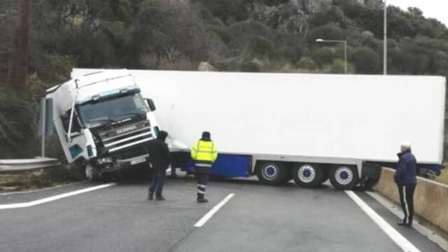 Αχαΐα: Δίπλωσε νταλίκα που μετέφερε φυσικό αέριο, στο ύψος του Άνω Διακοπτού - Κυκλοφοριακά προβλήματα στο σημείο