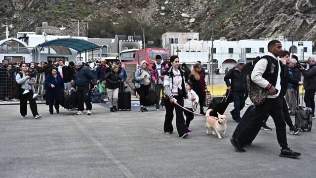 Σεισμοί στη Σαντορίνη: Καταγγελίες κατοίκων του νησιού για ταξιδιώτες που κυκλοφορούσαν με… μασούρια μετρητών