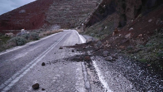 Σαντορίνη: Τα βλέμματα των επιστημόνων στη Νέα Καμένη: Η γη βγάζει ατμούς - Μυρίζει θειάφι